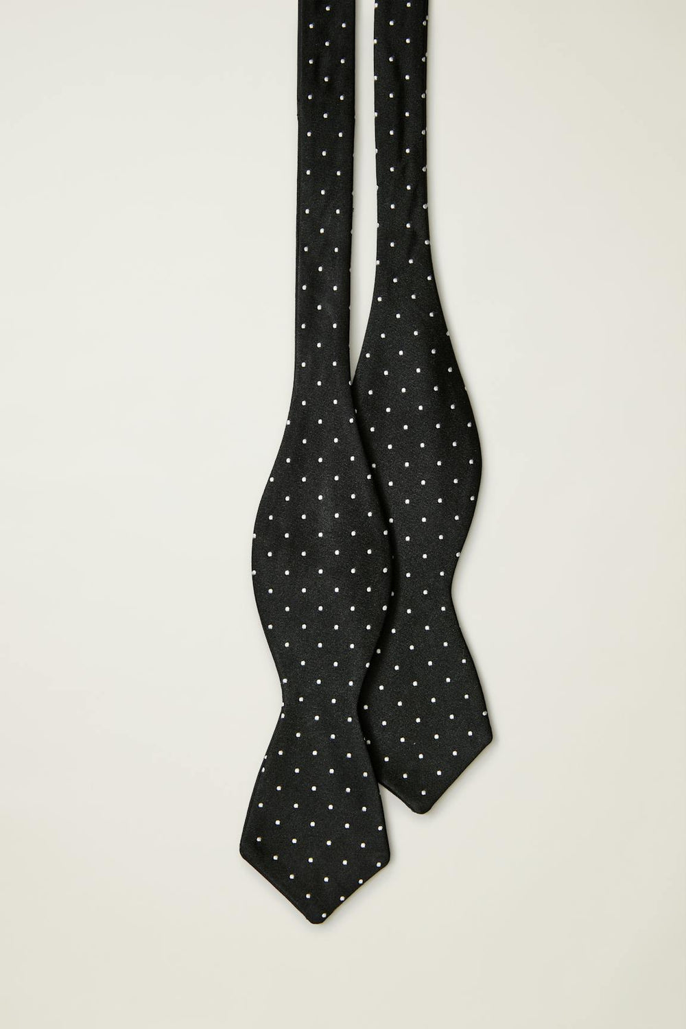 Premium Bowtie / Bonobos - black dots silk